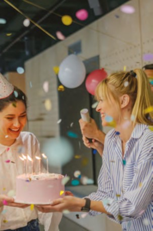 Verjaardag vieren met taart en kaarsjes aansteken