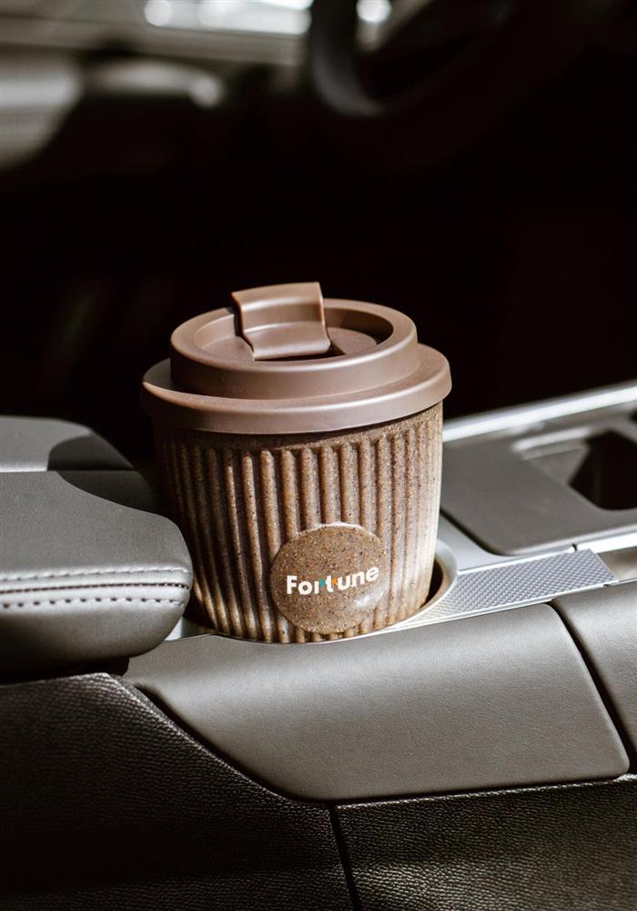 Koffiebeker in de auto