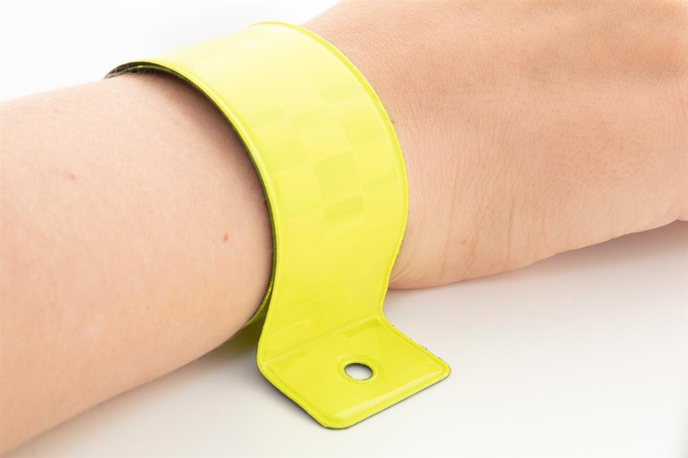 Fluorescerende snaps rond pols