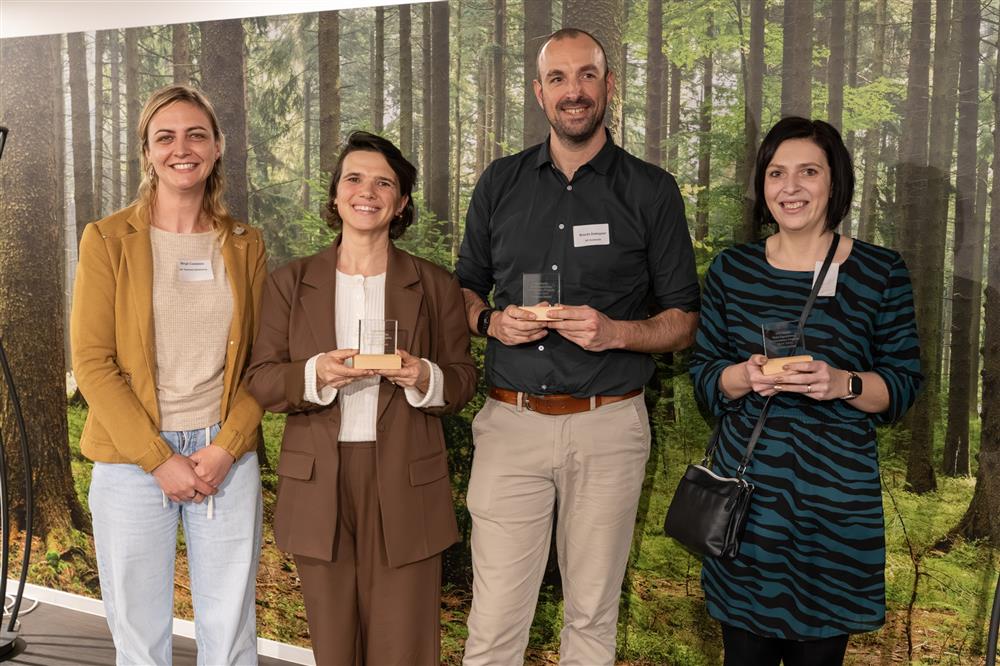 Gelukkige winnaars met eigen trofee in de hand