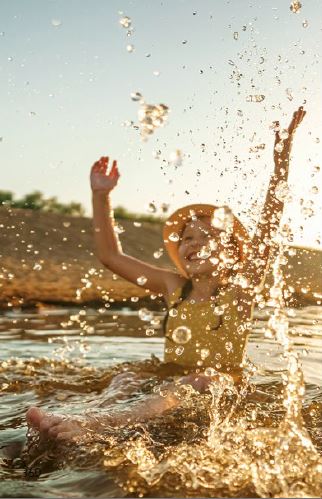 Kindje met plezier in het water